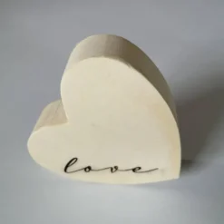 Love auf einem Holzherz, Spruchschild Herz, Dekoherz