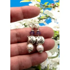 Lässige handgemachte bohemian hippie Glas Ohrhänger – Unikat, Katzenanhänger, lila