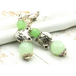 Lässige handgemachte bohemian hippie Glas Ohrhänger – Unikat, Katzenanhänger, hellgrün