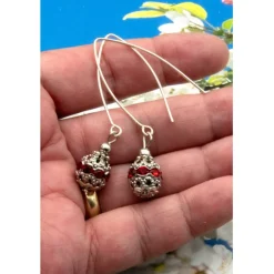 Lässige verspielte Ohrhänger aus Metall & Silberfarben in Rot – Geschenkidee für Frauen