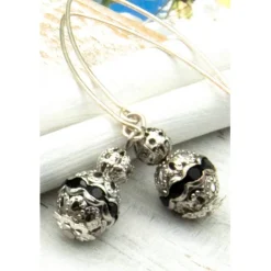 Lässige verspielte Ohrhänger aus Metall & Silberfarben in Schwarz – Geschenkidee für Frauen