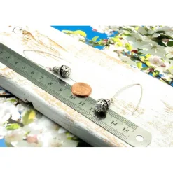 Lässige verspielte Ohrhänger aus Metall & Silberfarben in Schwarz – Geschenkidee für Frauen