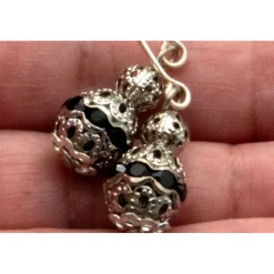 Lässige verspielte Ohrhänger aus Metall & Silberfarben in Schwarz – Geschenkidee für Frauen