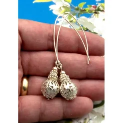 Lässige verspielte Ohrhänger aus Metall & Silberfarben, Unikatschmuck – Geschenkidee für Frauen