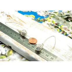 Lässige verspielte Ohrhänger aus Metall & Silberfarben, Unikatschmuck – Geschenkidee für Frauen