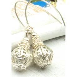 Lässige verspielte Ohrhänger aus Metall & Silberfarben, Unikatschmuck – Geschenkidee für Frauen