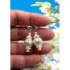 Lässige verspielte Ohrringe aus Metall & Silberfarben, Unikatschmuck – Geschenkidee für Frauen