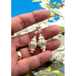 Lässige verspielte Ohrringe aus Metall & Silberfarben, rosa, Unikatschmuck – Geschenkidee für Frauen