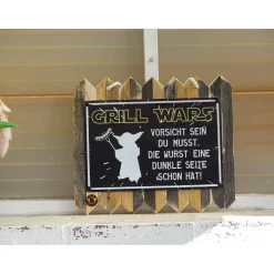 Lustiges Blechschild auf Altholz – „Grill Wars – vorsichtig du sein musst 35 x 25 cm