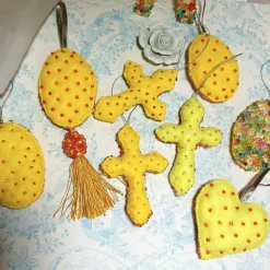 Luxus Osterei oder Kreuz gelb orange handbestickt – Unikat Deko mit Perlen & Quaste