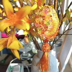 Luxus Osterei oder Kreuz gelb orange handbestickt – Unikat Deko mit Perlen & Quaste