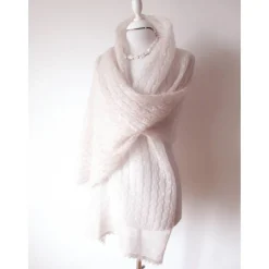 Luxus Stola für die Hochzeit aus Mohair und Seide in hellem Puderrosa, gestrickter Brautschal blush nude