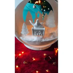 Magisches Winterdorf-Windlicht: 3D-gedruckte PLA-Lichterkugel (15cm) – Nikolaus oder Rentier-Szene