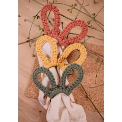 Makramee Hasenohren – Verspielte Osterdeko oder als Serviettenringe aus Holz und Baumwolle