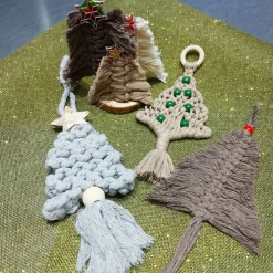 Makramee Tannenbaum – Handgemachte Weihnachtsdekoration aus Baumwollgarn