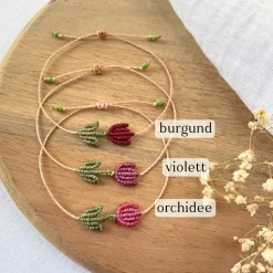 Makramee Tulpen Armband „Frohe Ostern“ – Freundschaftsarmband – Ostergeschenk in Wunschfarbe & Schmuckkarte