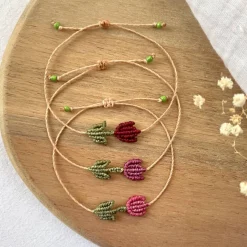 Makramee Tulpen Armband „Frohe Ostern“ – Freundschaftsarmband – Ostergeschenk in Wunschfarbe & Schmuckkarte