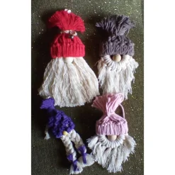 Makramee Weihnachtswichtel Hängedeko – Handgemachte Baumdeko & Geschenkanhänger