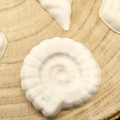 Maritime Schätze: Handgefertigte Muschel-Deko aus Raysin