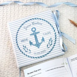 maritimes Gästebuch & Album zur Taufe mit Anker & Tau in Hellblau; personalisiert mit Name; blanko oder mit Fragen blau