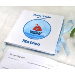 maritimes Gästebuch & Album zur Taufe mit Segelboot in Tot & Blau auf dem Meer; blanko o. Fragen