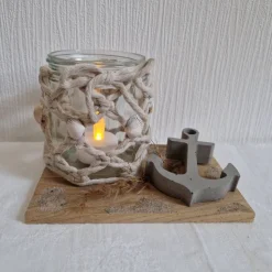 Maritimes Windlicht aus Makramee und Muscheln mit einem Anker aus Beton