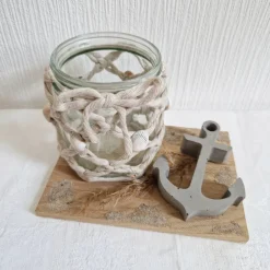 Maritimes Windlicht aus Makramee und Muscheln mit einem Anker aus Beton