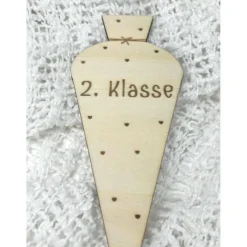 Meilensteinkarte Zweite Klasse Herzchen – Geschenk zum Schulstart für Kinder, Lindenholz, Schultütenform