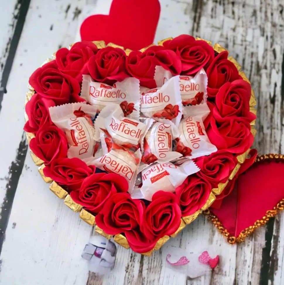 Merci Geschenk Geburtstag Pralinentorte Individuelle Geschenkidee Ferrero Rocher Raffaello Seifen Rosen