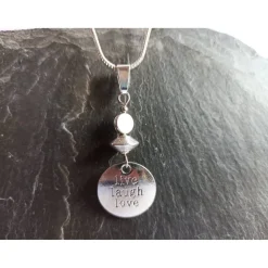 Message-Kettenanhänger "Live Laugh Love" –  Schmuckanhänger mit Lebensmotto