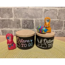 Metall-Geschenkdose „Ostergrüße“ – kleine Osterverpackung in Holzoptik (ca. 6 × 8 cm)