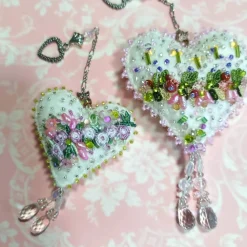 Mini Herz Ornament mit Rosen beidseitig von Hand bestickt als Hochzeitsdeko und Muttertagsgeschenk