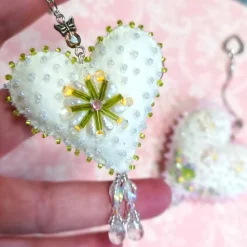 Mini Herz Ornament mit Rosen beidseitig von Hand bestickt als Hochzeitsdeko und Muttertagsgeschenk