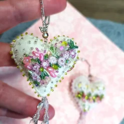 Mini Herz Ornament mit Rosen beidseitig von Hand bestickt als Hochzeitsdeko und Muttertagsgeschenk