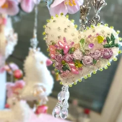 Mini Herz Ornament mit Rosen beidseitig von Hand bestickt als Hochzeitsdeko und Muttertagsgeschenk