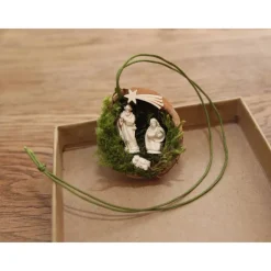 Miniatur Krippe Heilige Familie in einer Walnussschale handgemacht