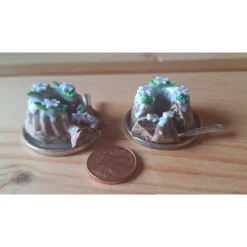 Miniatur Weihnachts-Gugelhupf für Wichteltür – Handgemachtes Wichtelzubehör 1:12 aus Polymer Clay