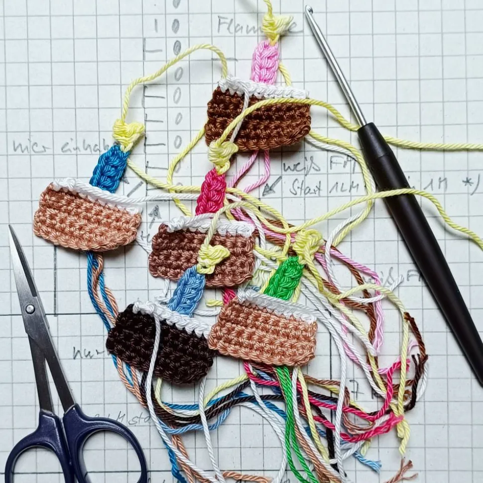 Mini-Geburtstagskarte Törtchen mit Kerze gehäkelt