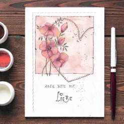 MIT LIEBE, Klappkarte Rote Blüten  mit Herz A6 – Karte mit handgemaltem Blumenmotiv auf Struktur-Karton mit Umschlag
