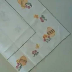 Mitteltischdecke mit zarter, filigraner Stickerei