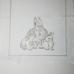 Mitteltischdecke mit zarter, filigraner Stickerei