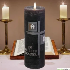 moderne, dunkle  Trauerkerze Alpha Omega mit Kreuz in silber und Echtwachsbeschriftung, Gedenkkerze, personalisierbar
