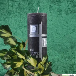 moderne, dunkle  Trauerkerze Alpha Omega mit Kreuz in silber und Echtwachsbeschriftung, Gedenkkerze, personalisierbar