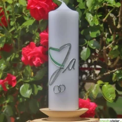Moderne Hochzeitskerze mit 2-farbigem Herz und silbernem „Ja“, personalisierbar mit Namen und Datum