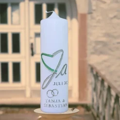Moderne Hochzeitskerze mit 2-farbigem Herz und silbernem „Ja“, personalisierbar mit Namen und Datum