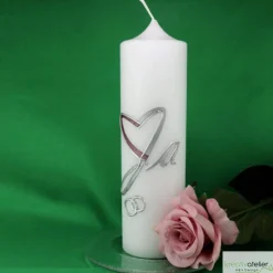 Moderne Hochzeitskerze mit 2-farbigem Herz und silbernem „Ja“, personalisierbar mit Namen und Datum