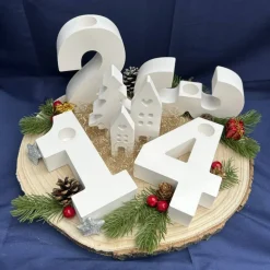 Moderner Adventskranz aus Zahlen mit Häuschen & Stabkerzen – handgefertigte Winter- & Weihnachtsdeko