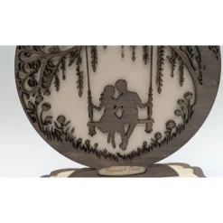 Moment im Glück – Personalisiertes 3D-Schattenbild auf Schaukel aus Balsaholz mit Gravur