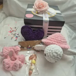 Mysterybox Deluxe – große Überraschungsbox mit handgemachten Häkelunikaten  Kurzbeschreibung: Mehr Inhalt, mehr Freude!