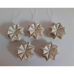 Nachhaltige Sternen-Dekoration aus Buchseiten